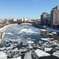 Дом на набережной и лёд на Москве-реке