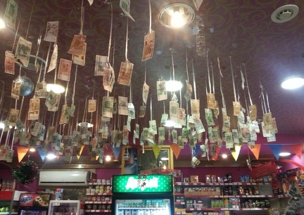 Купюры, свисающие с потолка