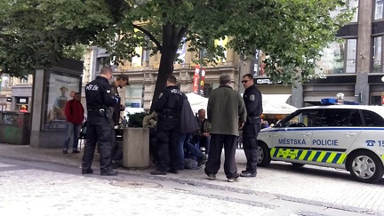 Мусора доебались до бомжей